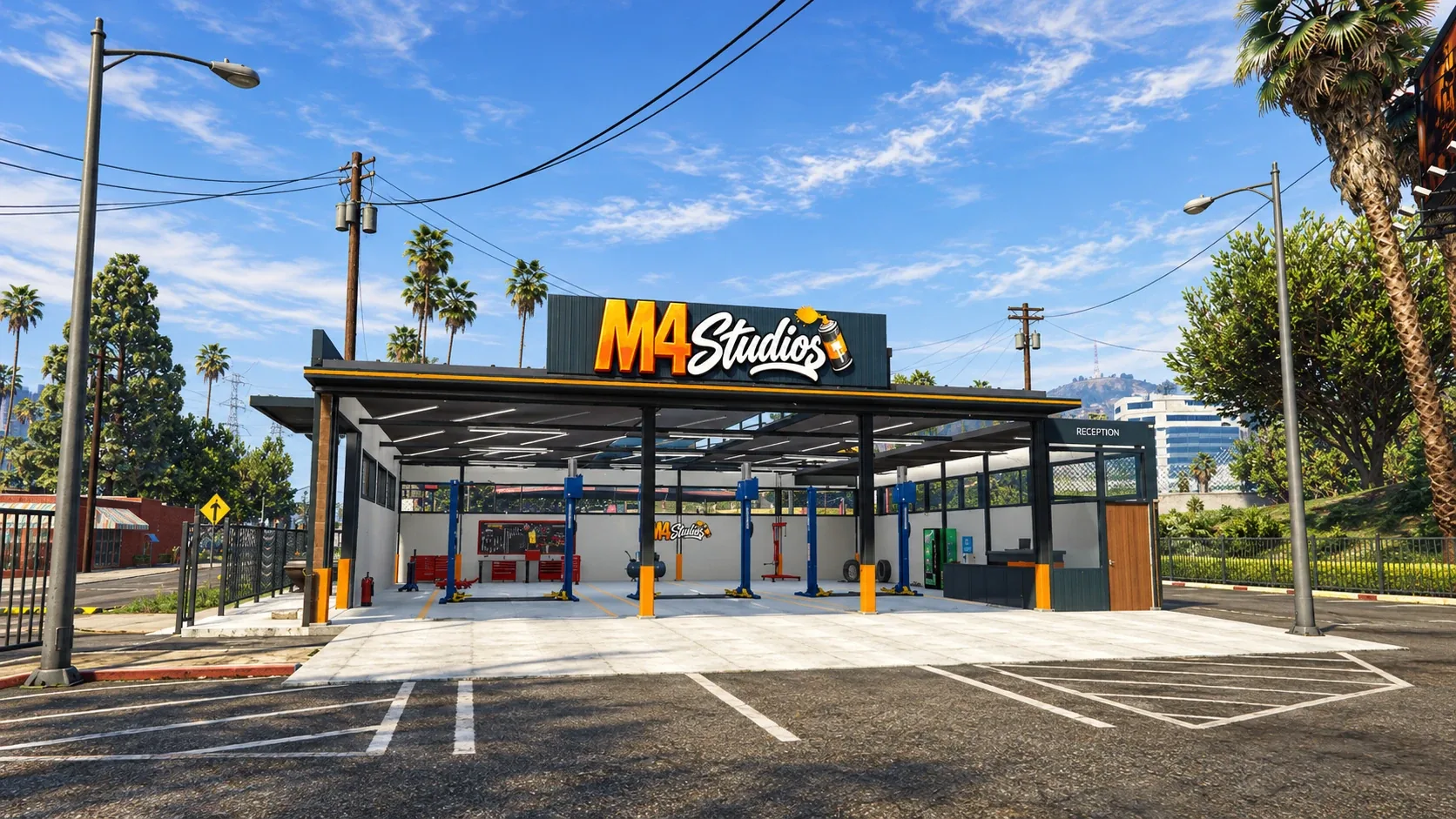Taller M4 Studios con elevadores y el cartel naranja